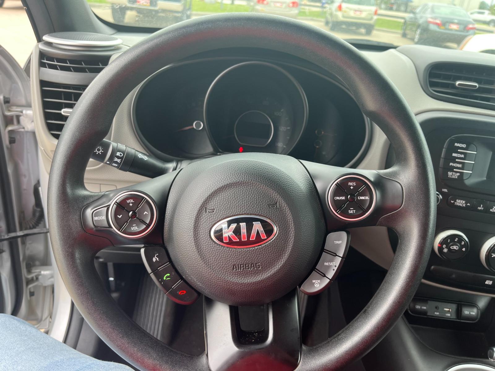 2016 SILVER /black Kia Soul Base 6A (KNDJN2A28G7) with an 1.6L L4 DOHC 16V engine, 6A transmission, located at 14700 Tomball Parkway 249, Houston, TX, 77086, (281) 444-2200, 29.928619, -95.504074 - Photo #16